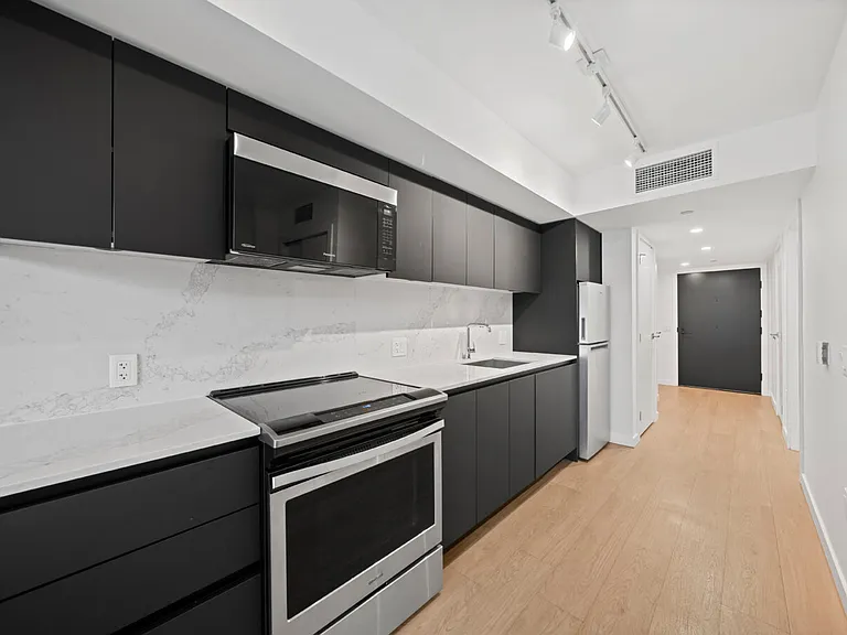 1661 Davie St — Photo 13