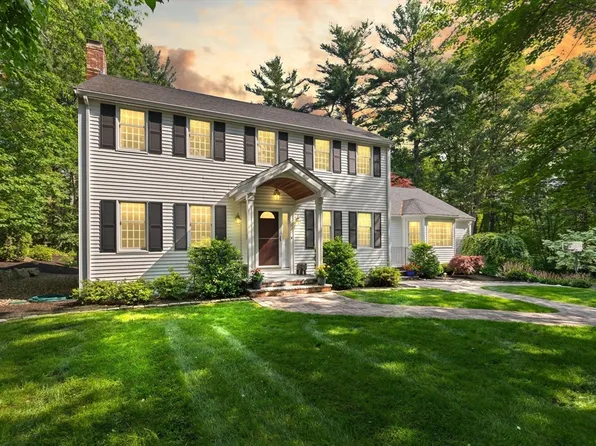 8 Glen Dr, Lynnfield, MA 01940