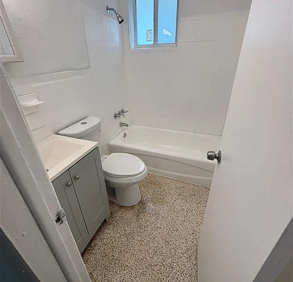 1380 SW 2nd St #5 — Photo 3