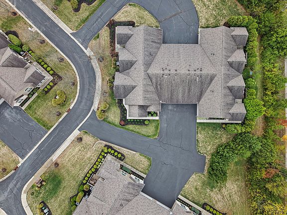 4th image of 9049 Royal Oak Ln