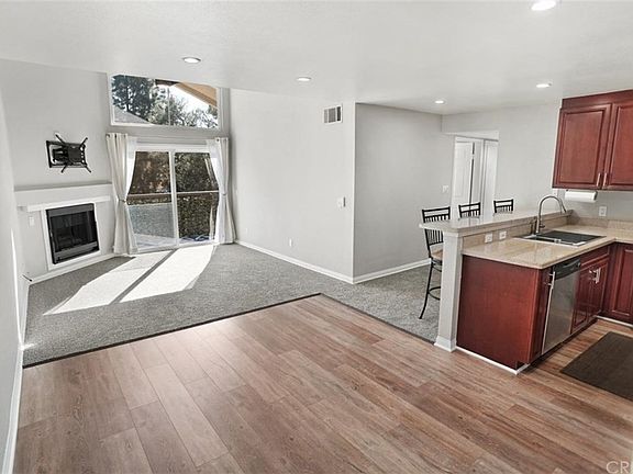 5th image of 5550 Owensmouth Ave APT 306