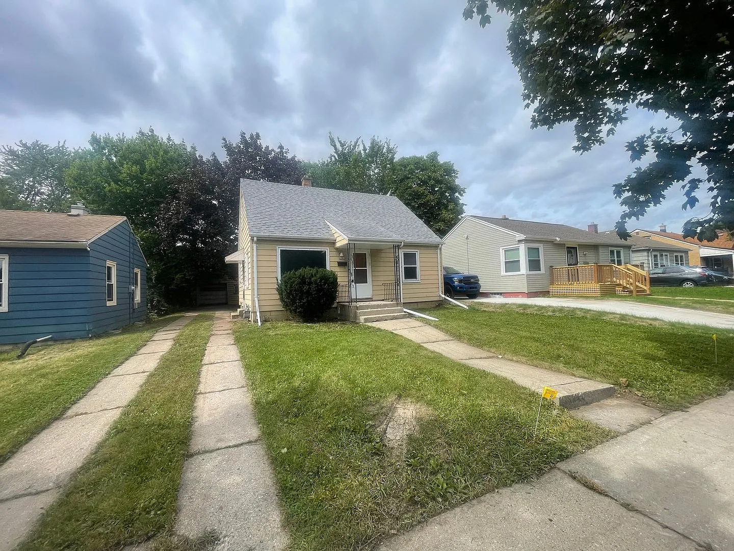 3 Bedroom Single Family — Photo 1