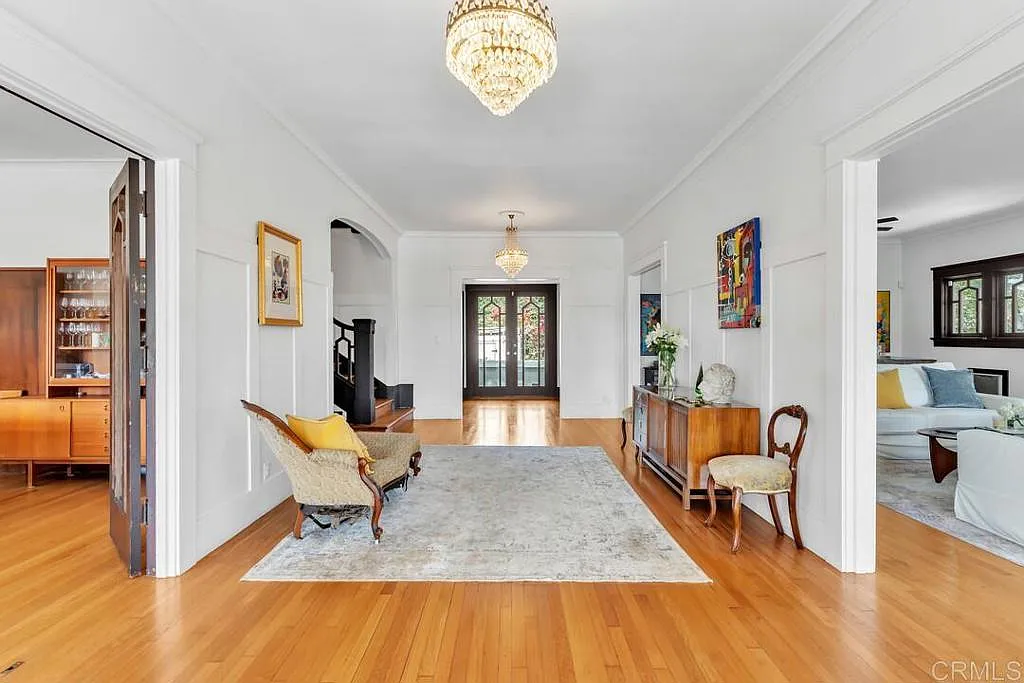 7 bed, 4.5 bath, 4767 sqft, $18,500 — Photo 2