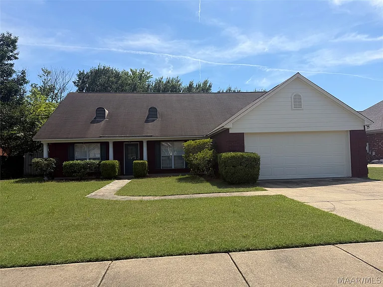 1136 Hallwood Ln — Photo 1