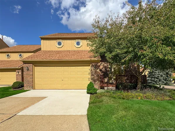 2283 Crystal Dr, Rochester, MI 48309