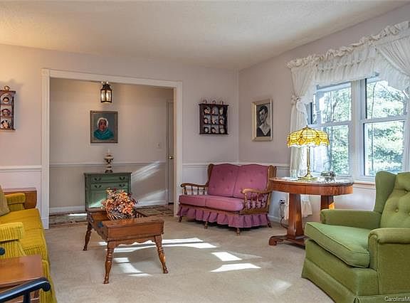 5th image of 143 Haywood Knolls Dr