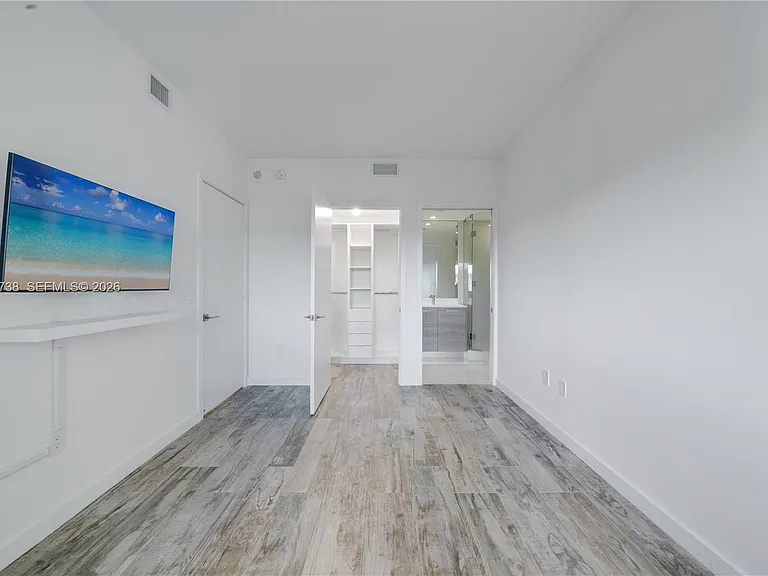 650 NE 32nd St #802 — Photo 16