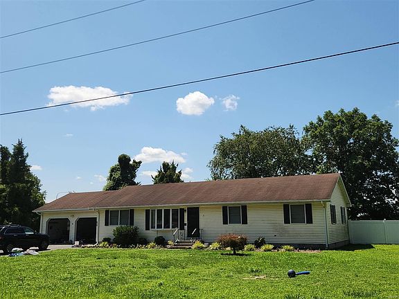 2nd image of 812 Hickory Ln