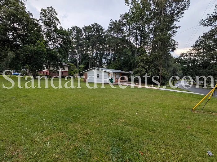3 bed, 1.0 bath, 1140 sqft, $1,525 — Photo 2