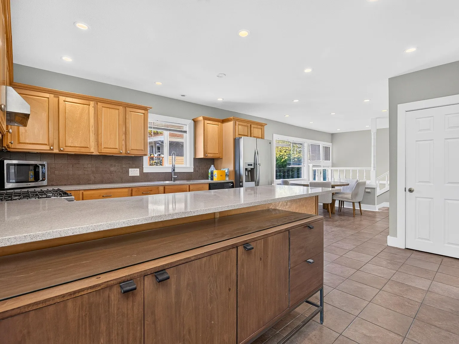 4 bed, 2.0 bath, 2500 sqft, $1,252 — Photo 3