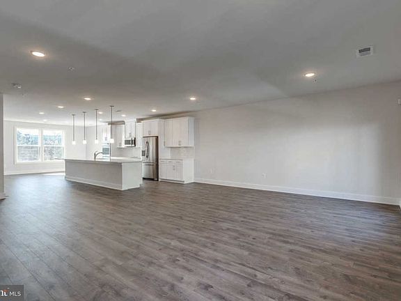 3rd image of 43 Silverway Dr