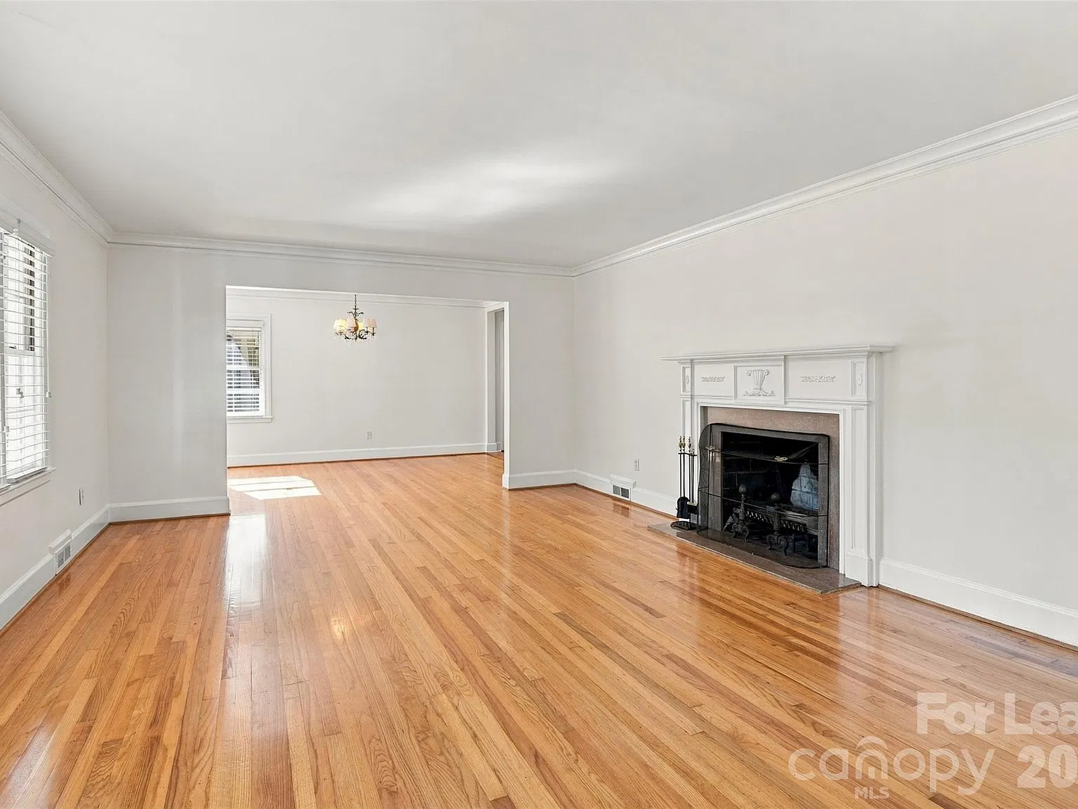 3 bed, 3.0 bath, 2420 sqft, $3,200 — Photo 3