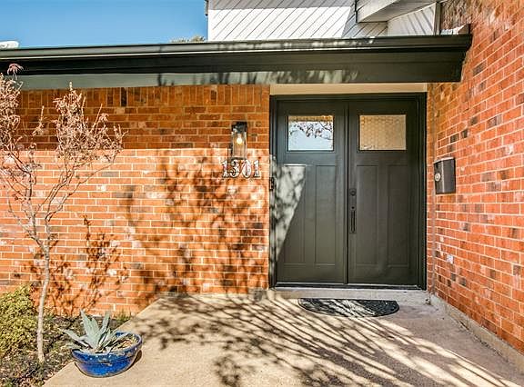 2nd image of 1301 Forestglen Dr