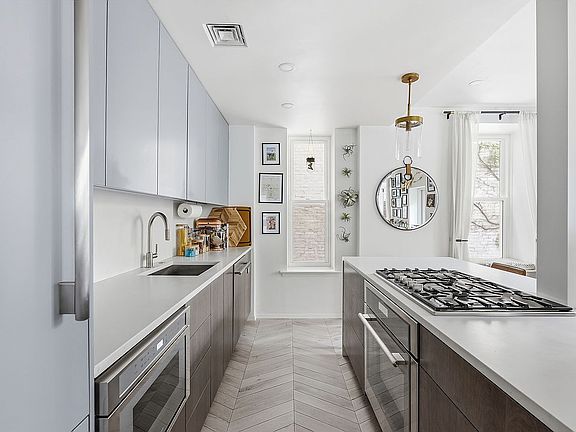 4th image of 79 Washington Pl APT 2R