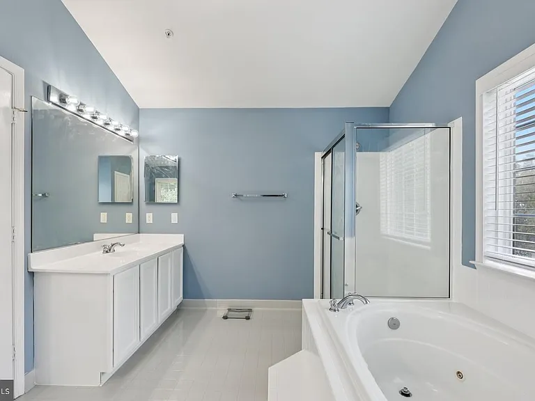 15206 Derbyshire Way — Photo 12