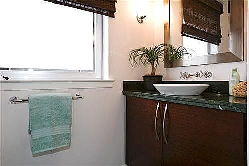 Entry 1/2 Bath