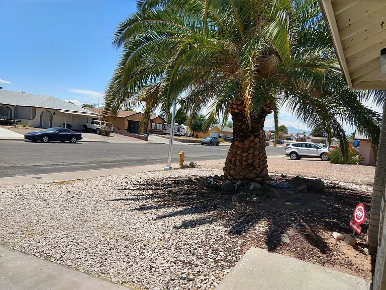 513 E Rolly St — Photo 2