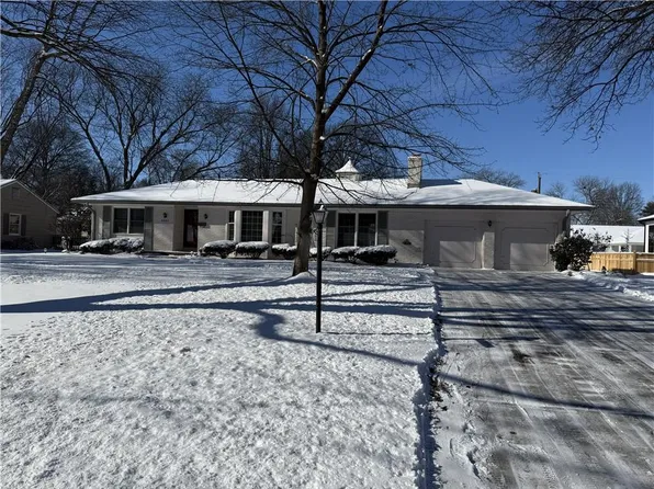 9000 Cherokee Ln, Leawood, KS 66206