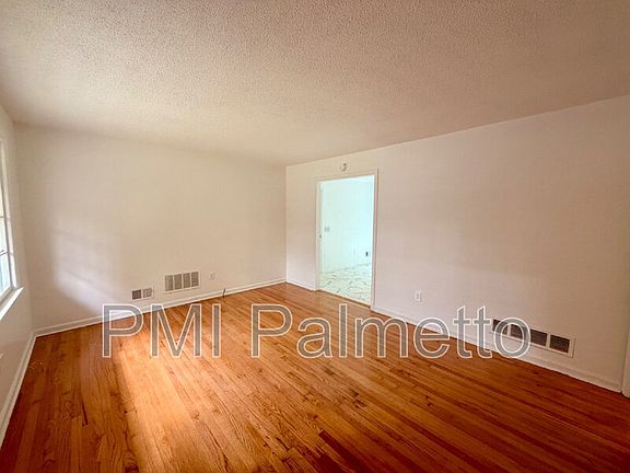 5th image of 1805 Carousel Cir