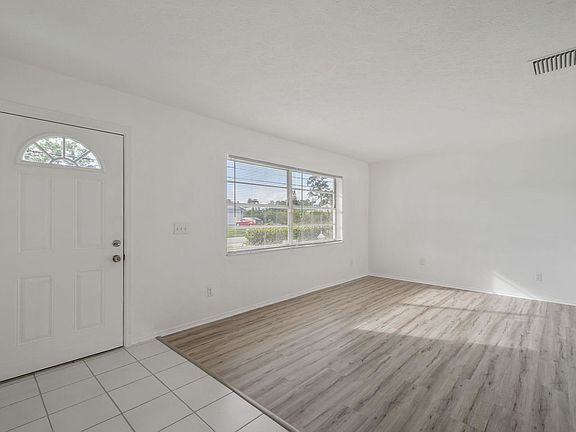 3rd image of 419 SE Whitmore Dr