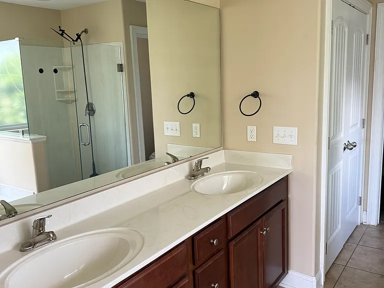 655 Uniola Dr — Photo 17