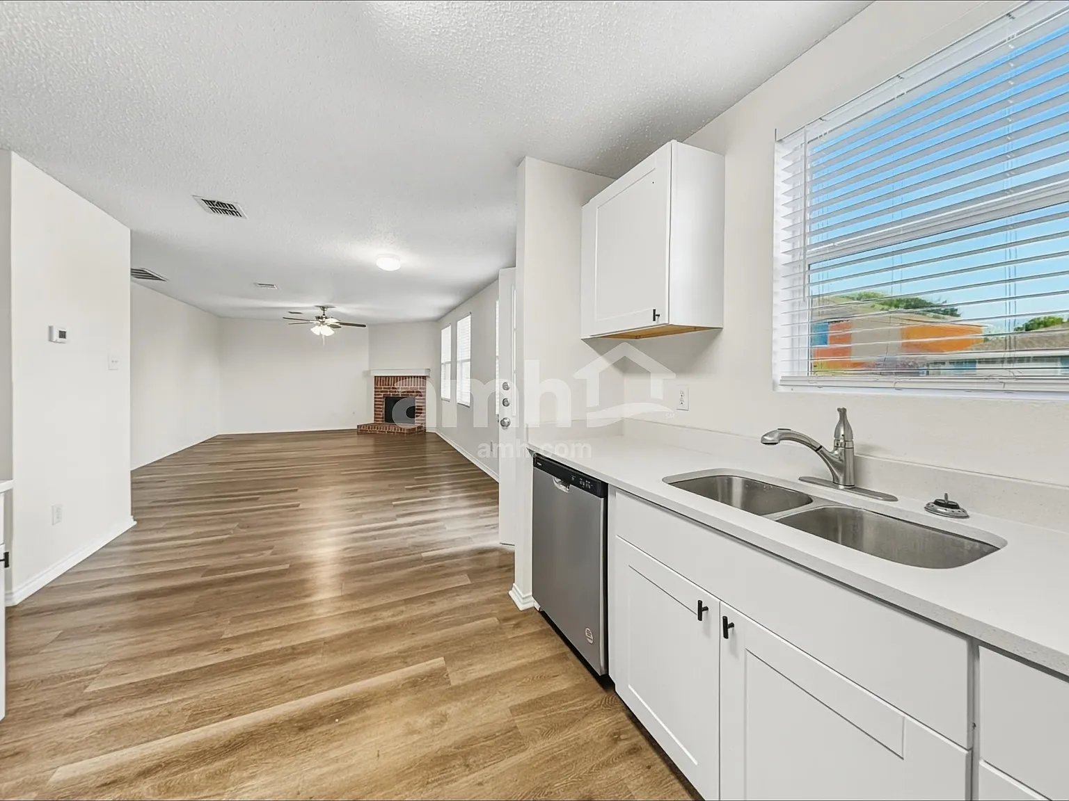 3 bed, 2.5 bath, 2323 sqft, $2,270 — Photo 4