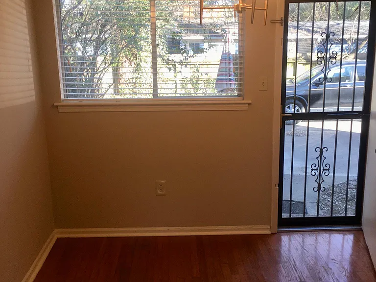 712 Goodman St — Photo 8