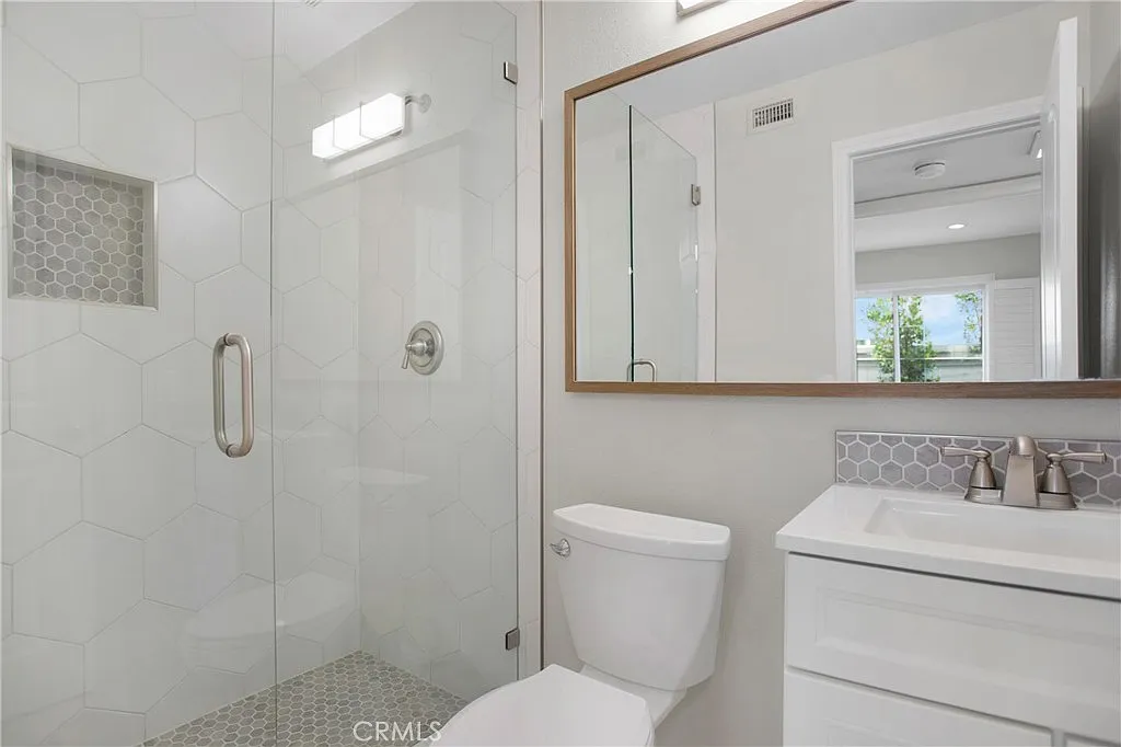 4 bed, 1977 sqft, $5,500 — Photo 3