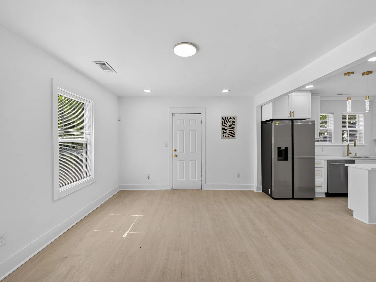 3 bed, 1001 sqft, $2,150 — Photo 3