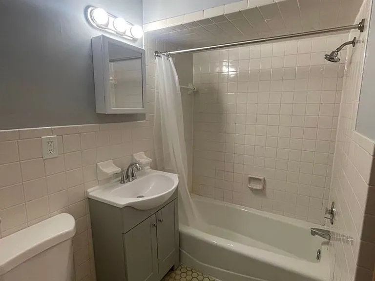 Spacious 1-Bedroom Apartment Across from Washington Park — Photo 4