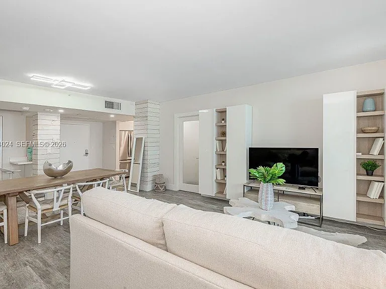 2301 Collins Ave #926 — Photo 8