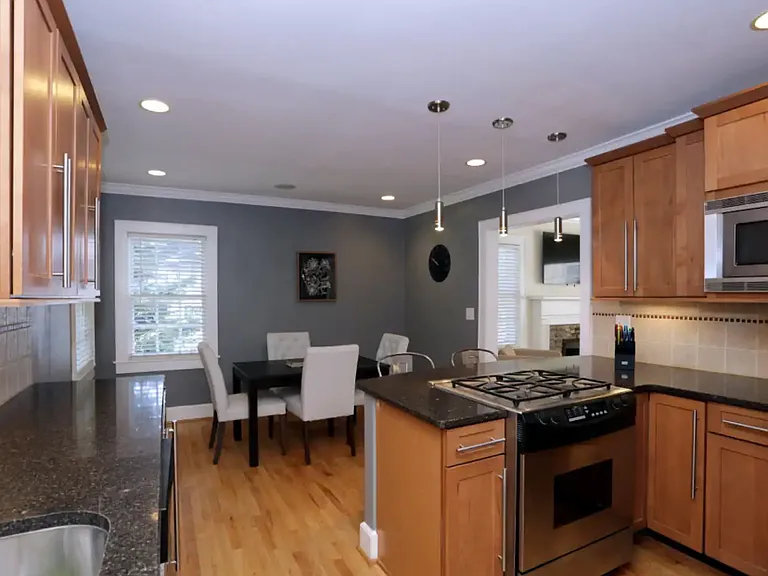 1190 Atlantic Dr NW — Photo 2