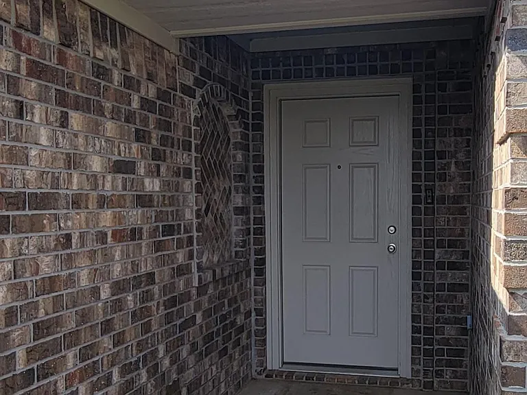 117 E Valley Dr — Photo 2
