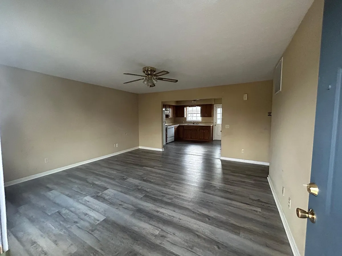 Building Photo - 127 Eagle Dr #B