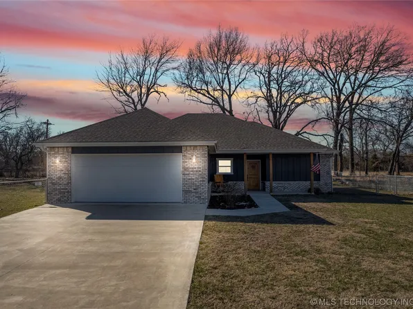 2104 S Spring St, Grove, OK 74344