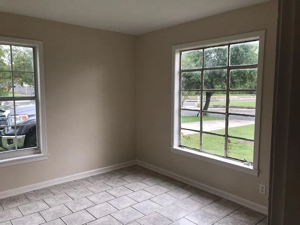 127 Ryan Dr — Photo 4