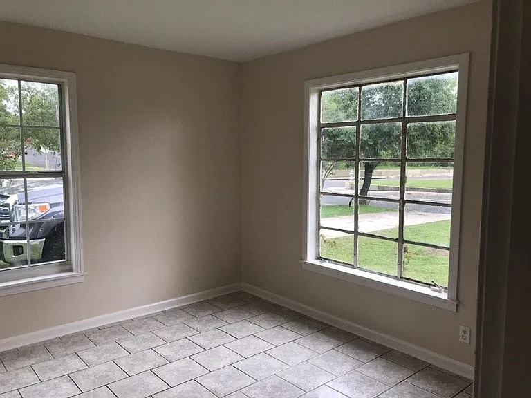 127 Ryan Dr — Photo 4