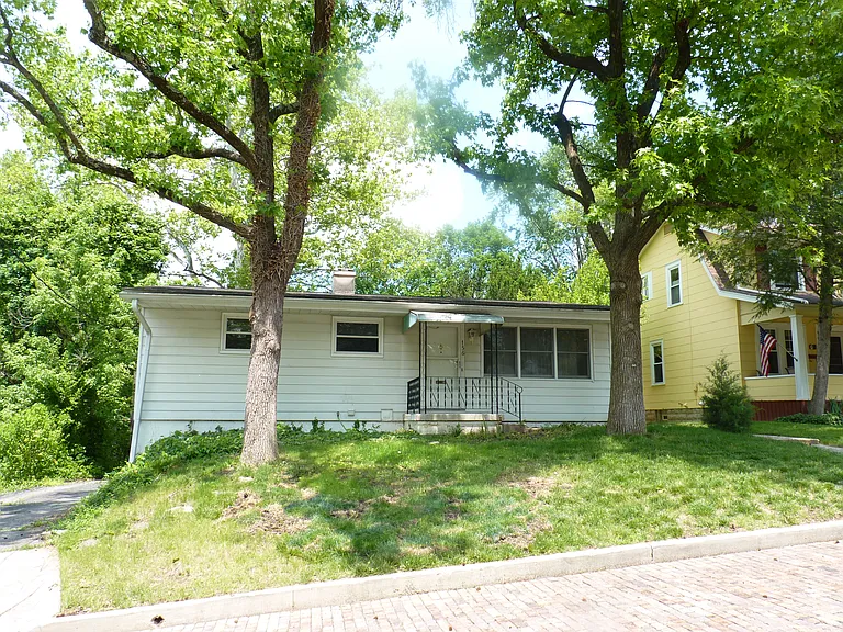 156 Parkview Ave — Photo 1