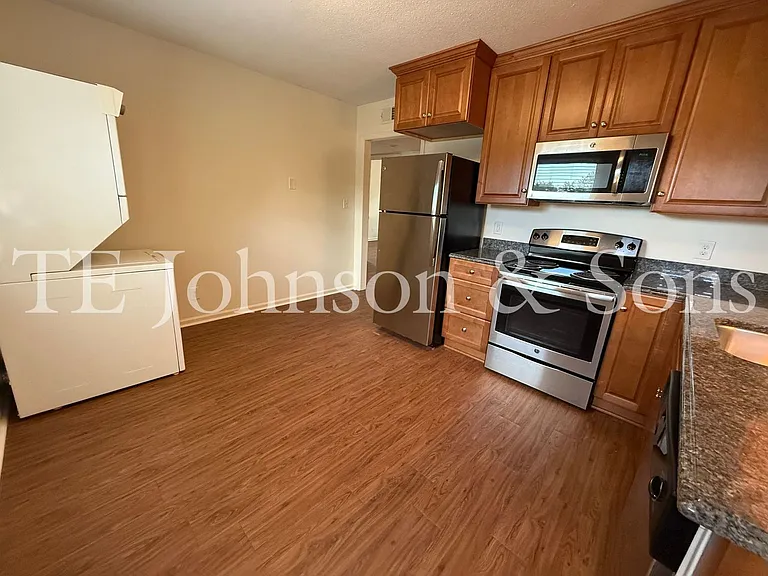 Modern 2 Bedroom Apartment with Water Included on Forsyth St — Photo 8