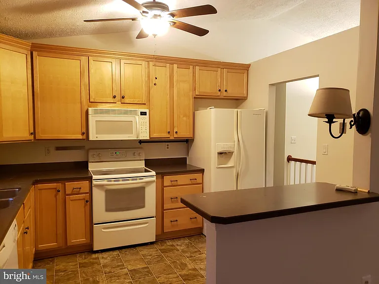 724 Hillcrest Dr — Photo 8