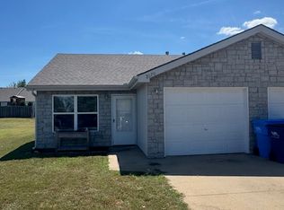 2070 Rock Creek Ct, Tonganoxie, KS 66086