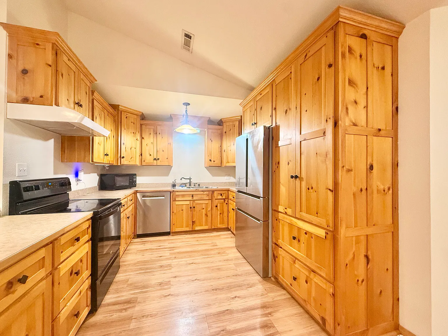 3 bed, 1928 sqft, $2,400 — Photo 4
