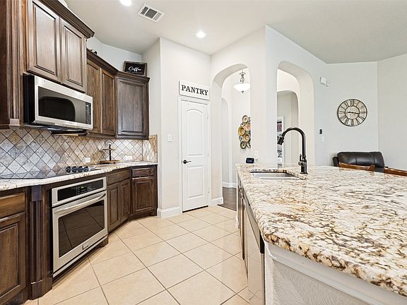 5th image of 418 Valley Brook Ct