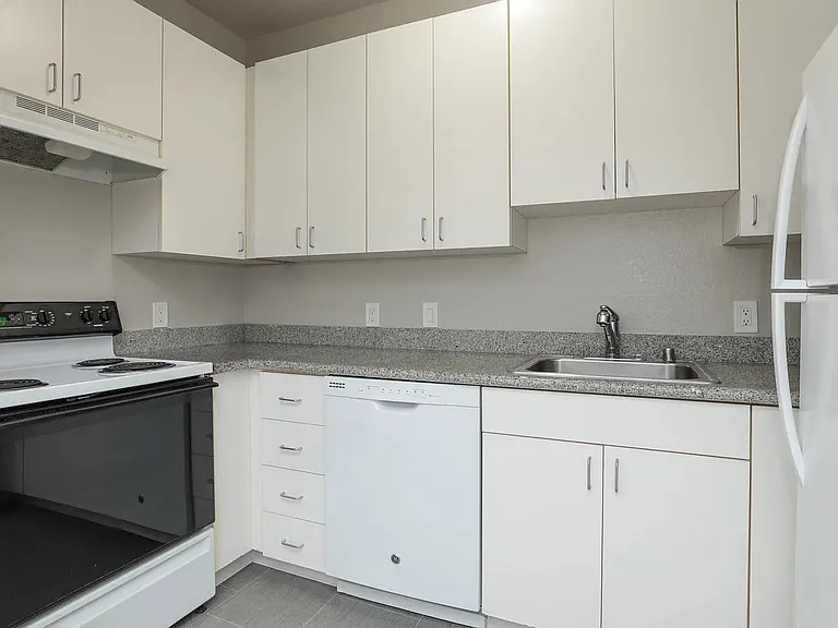Laurel Theatre Apartments — Photo 8