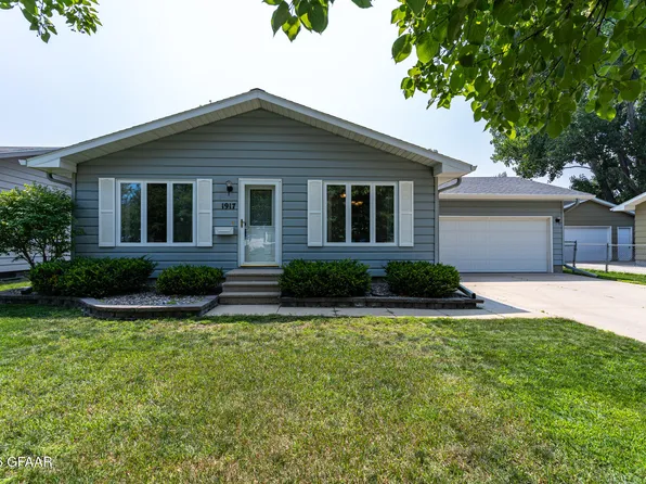 1917 22nd Ave S, Grand Forks, ND 58201