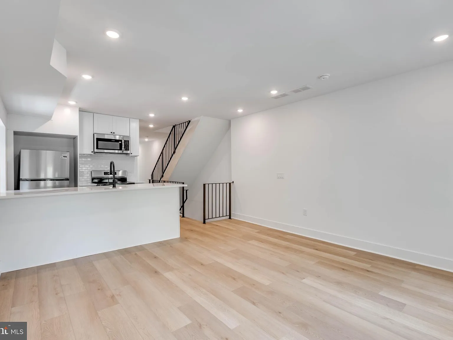 2 bed, 4.0 bath, 2475 sqft, $3,000 — Photo 2