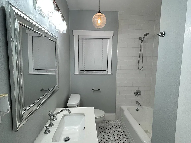 1308 E Chelsea St — Photo 9