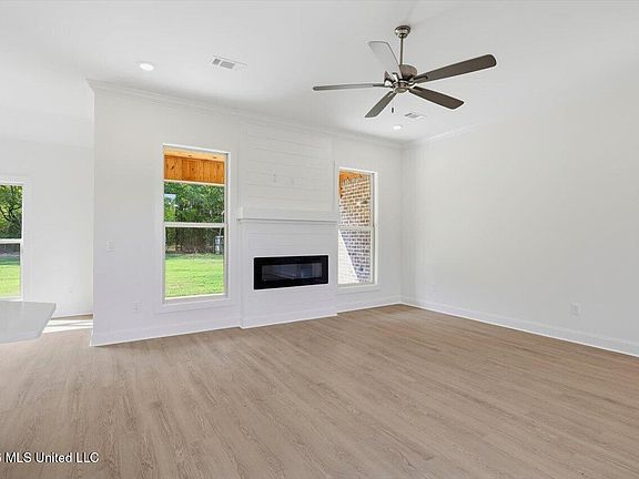 5th image of 111 Newport Dr