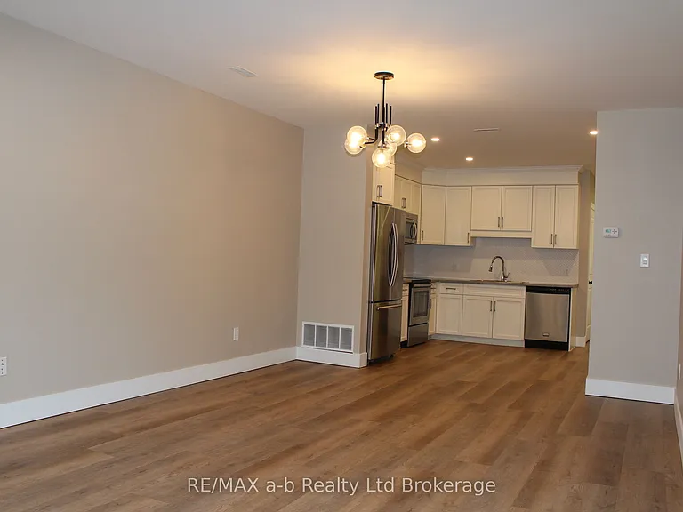 391 Dundas St #2 — Photo 6