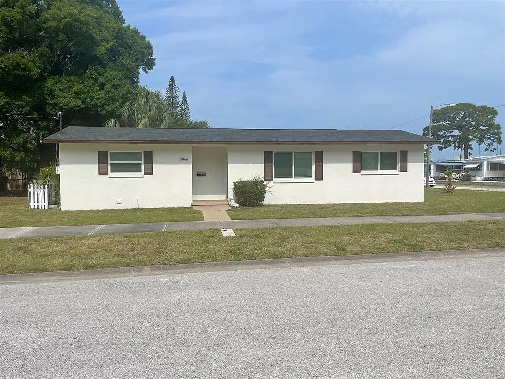 2 bed, 1.0 bath, 786 sqft, $2,195 — Photo 1